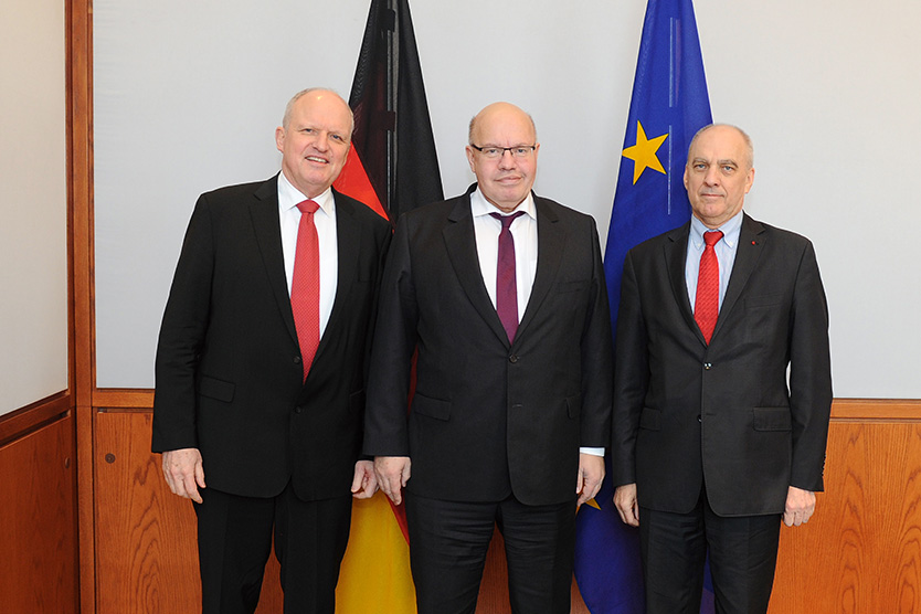 Le ministre fédéral de l'Économie et de l'Énergie Peter Altmaier avec les directeurs généraux Carsten Pillath (à gauche) et Jarosław Pietras (à droite).