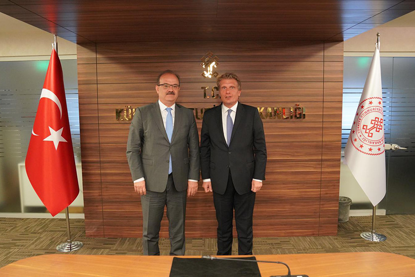 Le secrétaire d'Etat parlementaire auprès du ministère fédéral de l'Economie et de l'Energie Thomas Bareiß (à droite) et le vice-ministre de la Culture et du Tourisme Serdar Çam (à gauche)